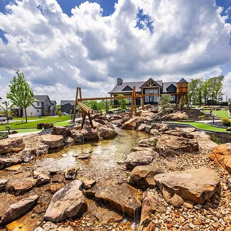 Gorgeous Lakefront Lodge With Free Canoes, Kayaks, Pickleball, Volleyball And Much More!